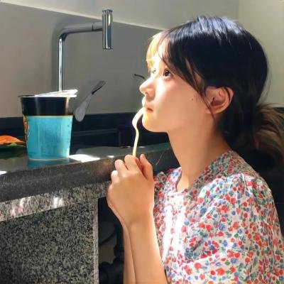 濠河边上的女人